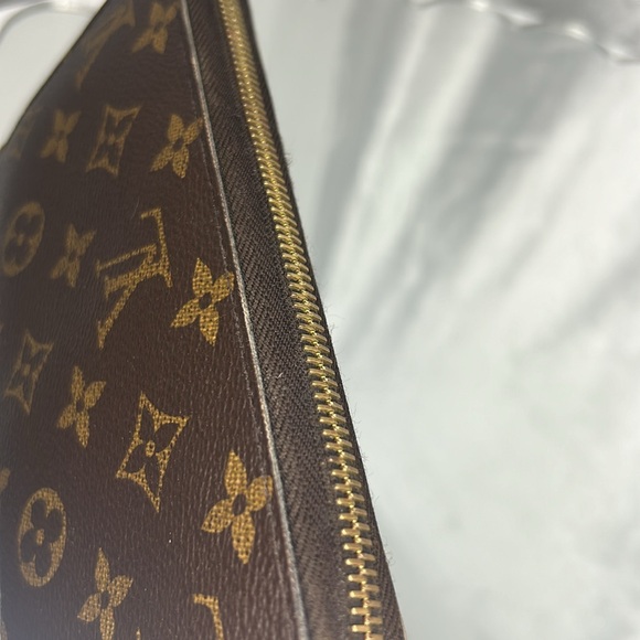 Authentic LOUIS VUITTON Genuine Leather Brown Zippy Wallet - Picture 4 of 15